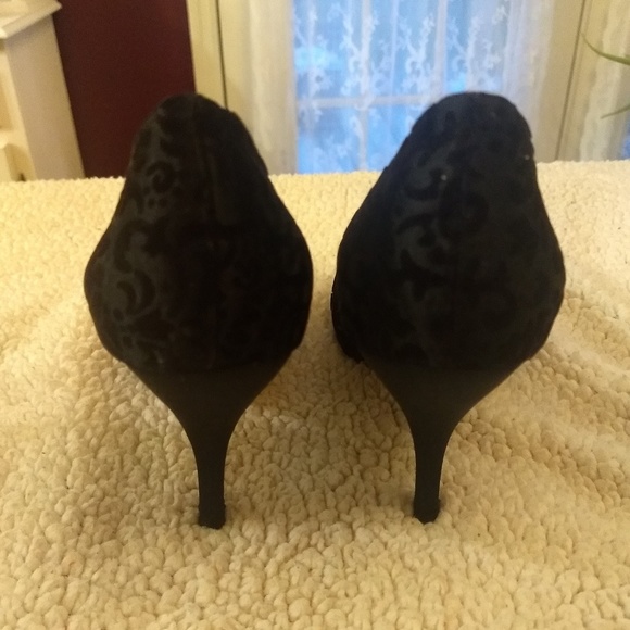 White 🏠 Black Market velvet pump heels sz 6.5 - Picture 4 of 6
